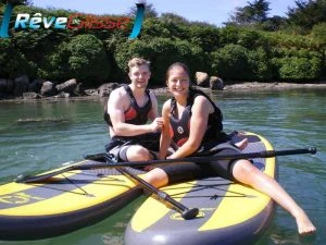 Ecole Stand Up Paddle Quiberon : Une région sauvage à découvrir au fil de l'eau. Ecole stand up paddle Quiberon élèves sur leur paddle dans la ria d'Etel sous le soleil